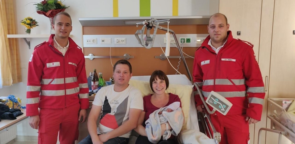 Der kleine Leon, Mama und Papa mit den Sanitätern Christoph Meisel und Benjamin Pollak.