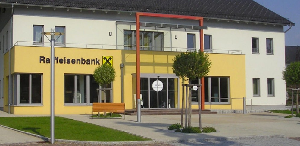 Vier Einbrecher scheiterten am Bankomaten in der Raiffeisenbank Rohr im Kremstal.