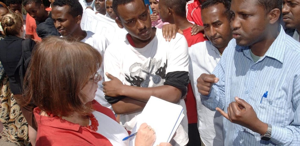 Melita Sunjic (links) bei ihrer Arbeit für das UNHCR in einem Flüchtlingscamp in Ungarn im Jahr 2009.