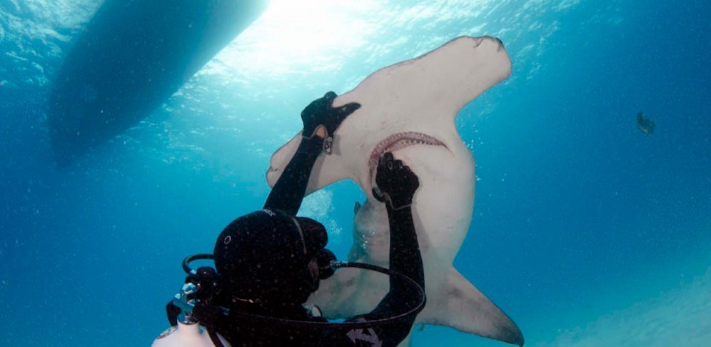 Zahnarzt Romeiro mit dem Patienten.
