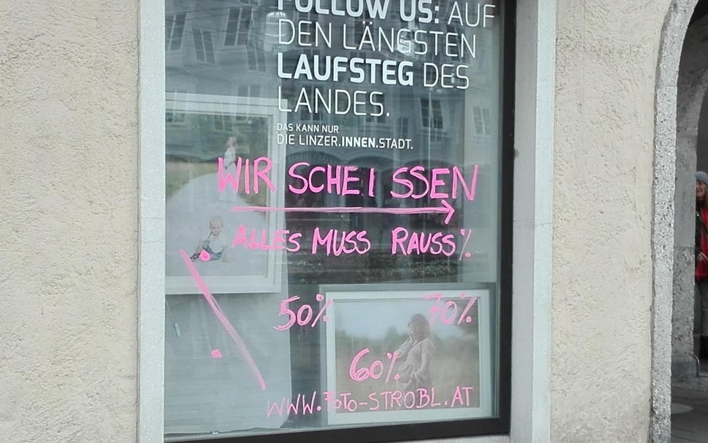 Unbekannte änderten den Schriftzug SCHLIESSEN in "Schei....".