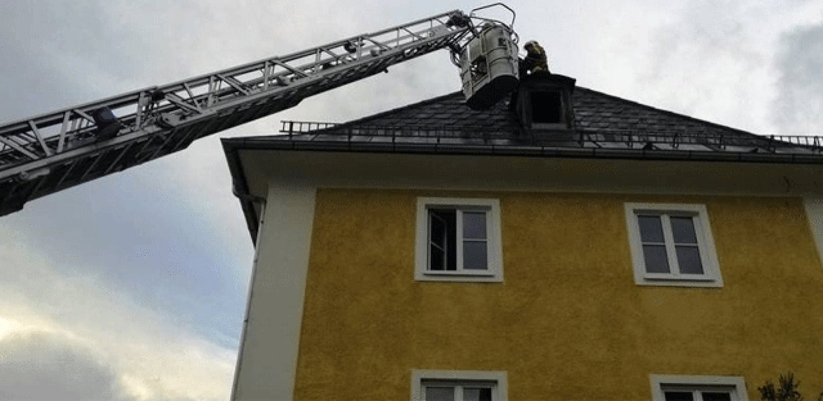 Nach Rauswurf: Mann hockt nackt auf Hausdach