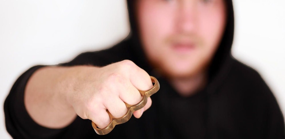 Bei einer Wohnungsdurchsuchungen fand die Polizei zahlreiche Kleinwaffen.