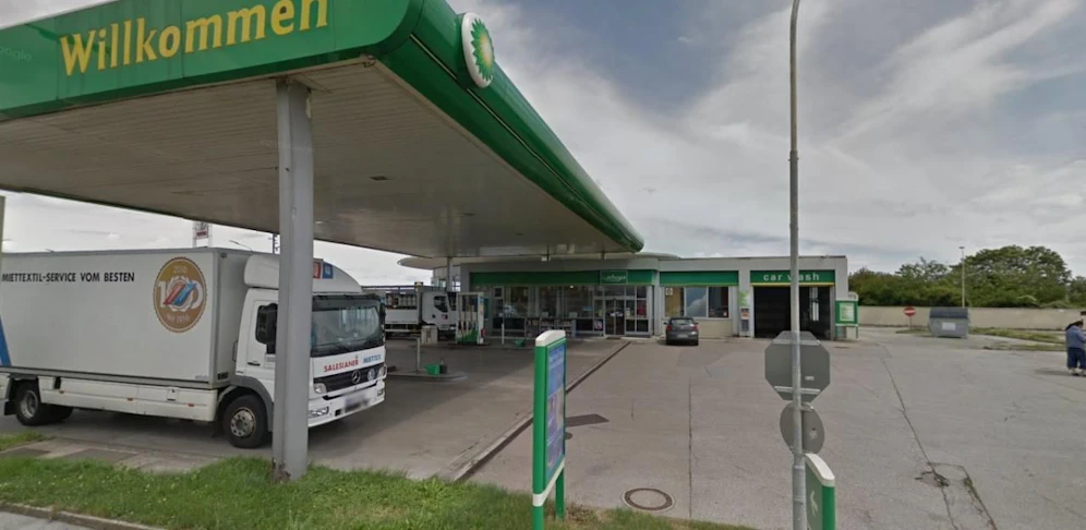 Diese Tankstelle wurde von einem Mann in Socken überfallen.
