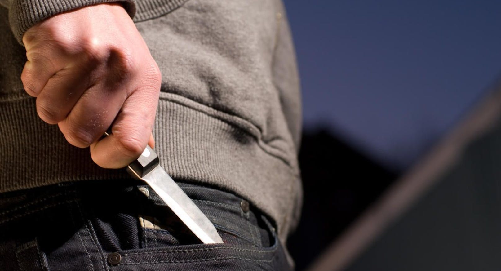 Ein bislang unbekannter Täter bedrohte eine 22-jährige Frau in der Welser Innenstadt mit einem Messer. (Symbolbild)