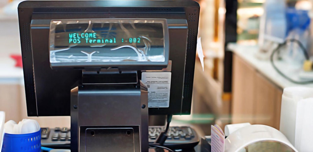 Ein Räuber bediente eine nichtsahnenden Kunden, um nicht aufzufliegen. 