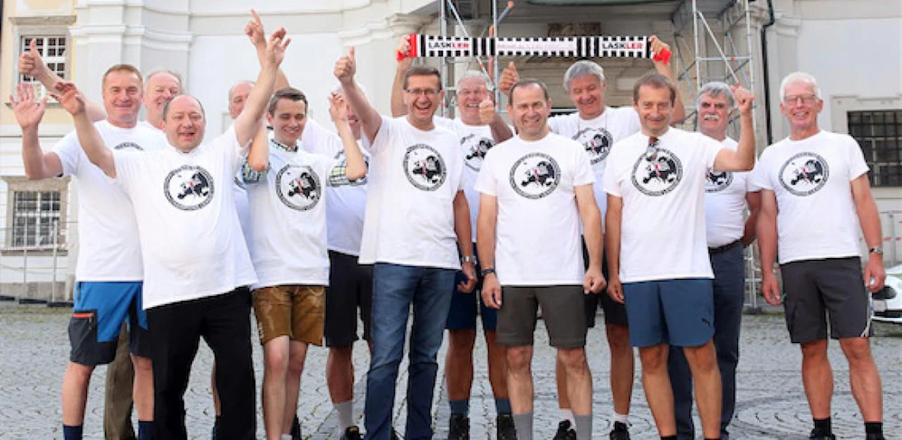 Die Stimmung ist gut bei den LASK-Fans. In der Stiftskirche Kremsmünster wurde erst gebetet, dann ging's auf Fußball-Wallfahrt. Mit dabei war auch Sport-LR Markus Achleitner (dritter v. l.).