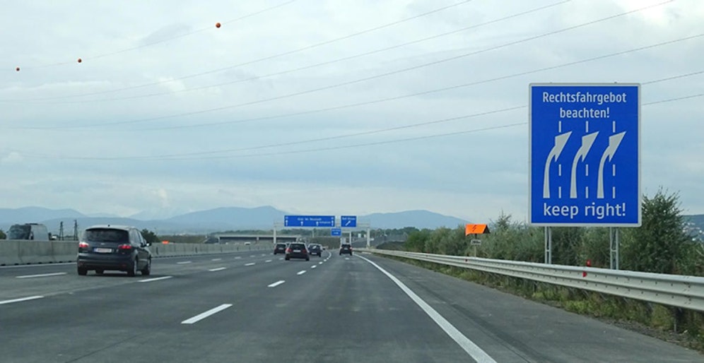 Hinweisschilder am Straßenrand machen an neuralgischen Stellen auf das Rechtsfahrgebot aufmerksam. Die Standorte werden laut Asfinag laufend erweitert.