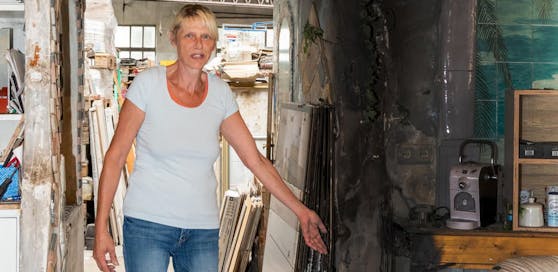 Maria Bruckner zeigt die Schäden im Geschäft.