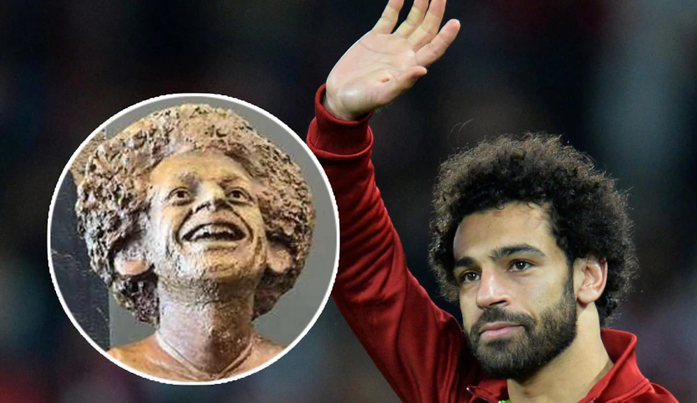 Mohamed Salah mit seiner neuen Statue.