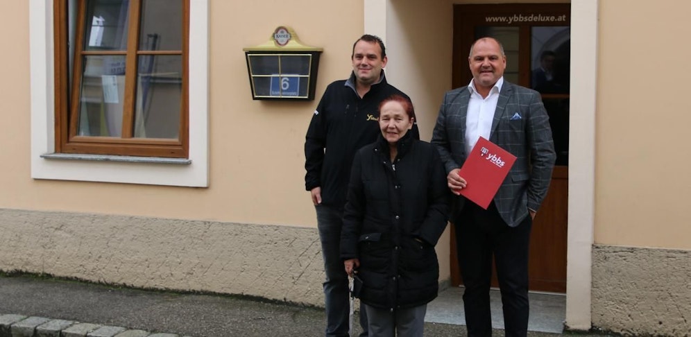 Dienstbier, Mayer und Schroll vor dem Haus.