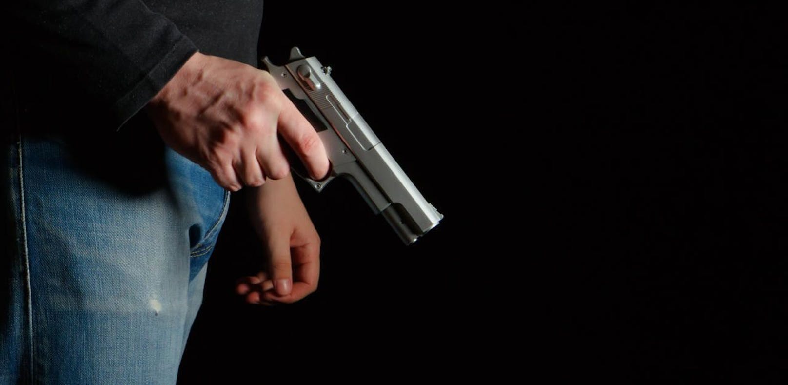 Ein 20-Jähriger soll einen 24-Jährigen mit einer Faustfeuerwaffe bedroht haben. (Symbolbild)