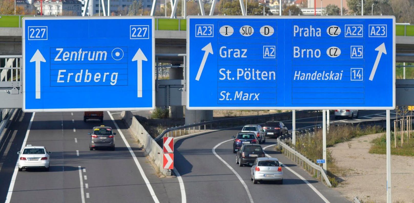 Oberkopfwegweiser an einer Abfahrt der A4 Flughafenautobahn Richtung Graz, Fahrrichtung Wien Zentrum, Höhe Erdberg. Symbolfoto