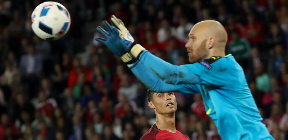 EX-ÖFB-Teamgoalie Robert Almer im EURO-Duell mit Portugals Superstar Cristiano Ronaldo. 