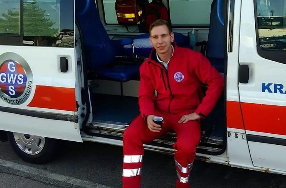 Patrick F. in einem GWS-Krankentransportwagen