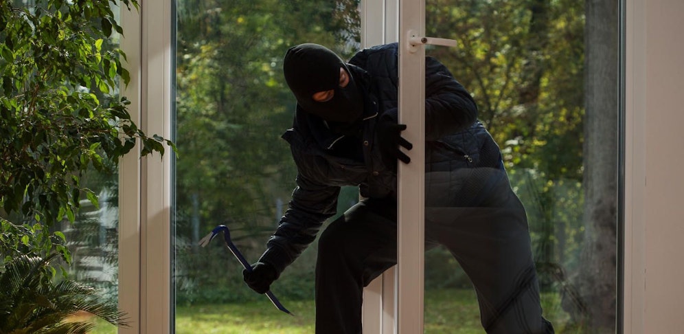Der Einbrecher hatte im Erdgeschoss ein Fenster aufgezwängt.