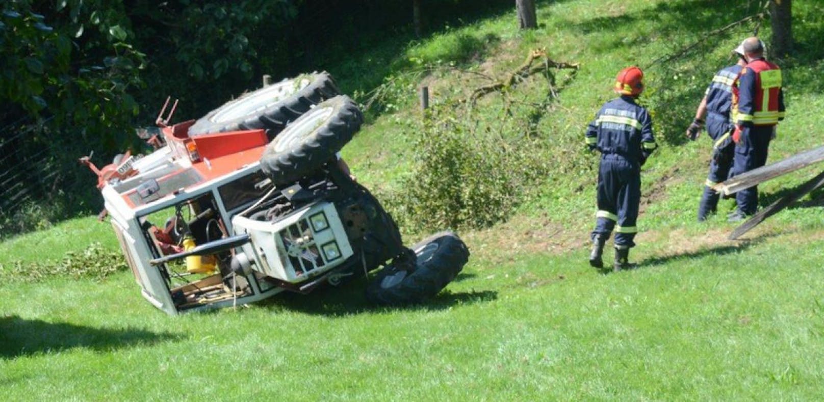 Der Traktor-Fahrer wurde bei dem Unfall verletzt.