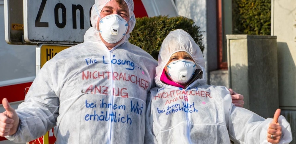 Mit einem "Nichtraucheranzug" sorgten diese beiden Verkleideten beim Fasching in Gramastetten für Aufsehen.