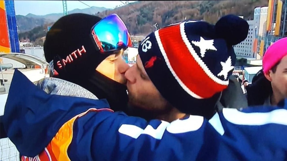 Freestyler Gus Kenworthy (l.) küsst seinen Freund Matthew Wilkas vor laufender Kamera.