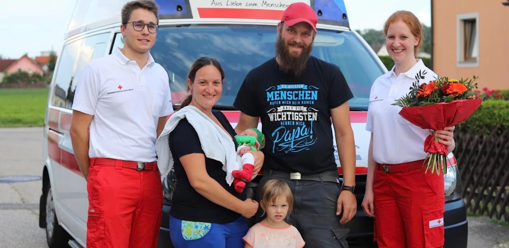 Geburt an der Bushaltestelle: Florian Abel (v.li.), Cornelia Brandstetter mit Baby Domenik, Schwester Tamara, Andreas Brandstetter und Deborah Grüger