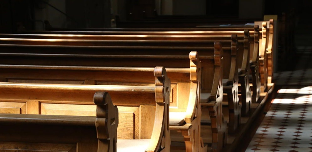 Der Kirche laufen die Schäfchen davon.