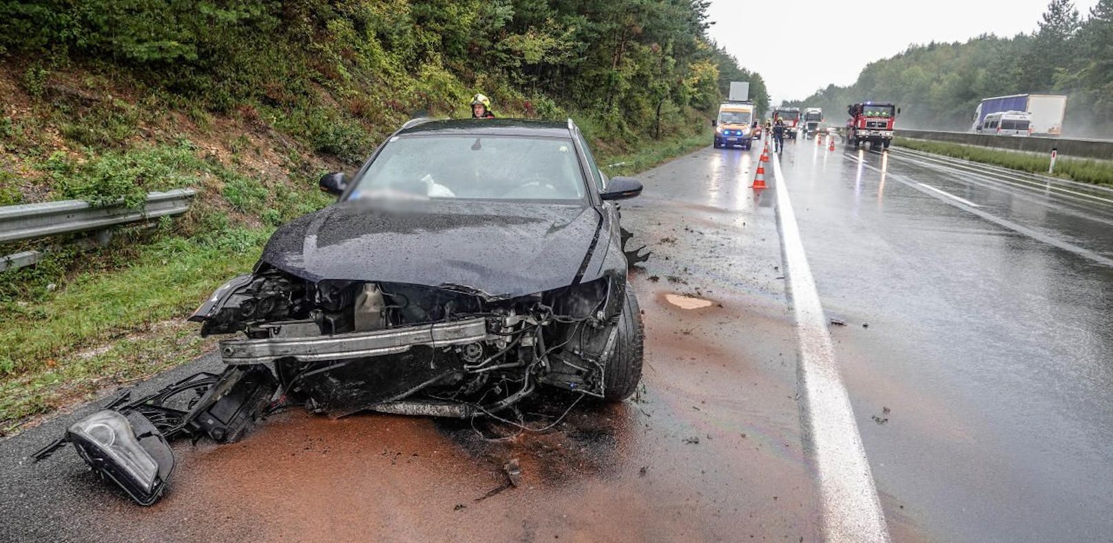 Aquaplaning: Audi nach Unfall auf A2 Totalschaden