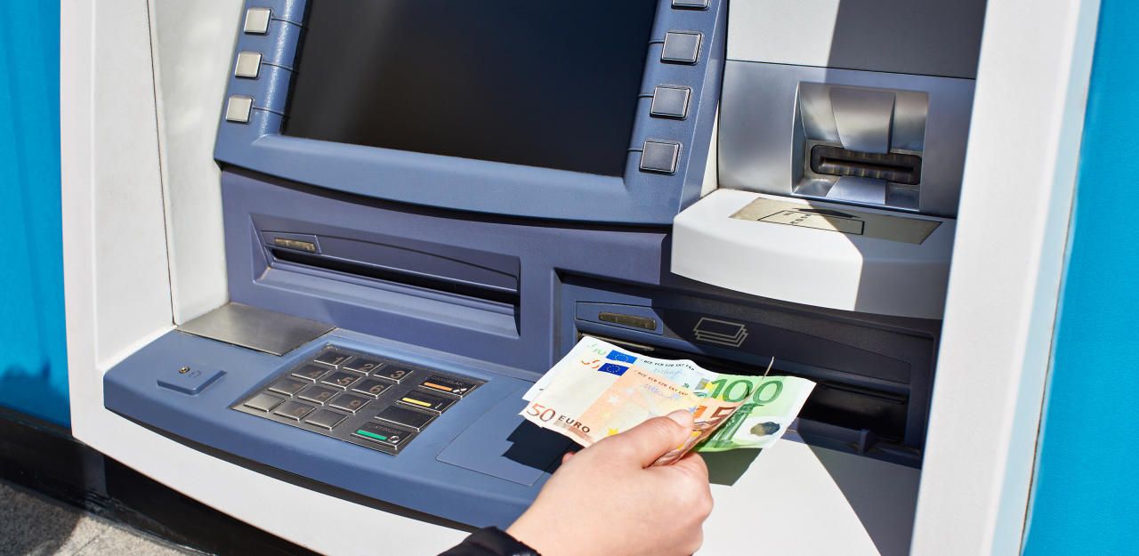 Symbolfoto beim Bankomat