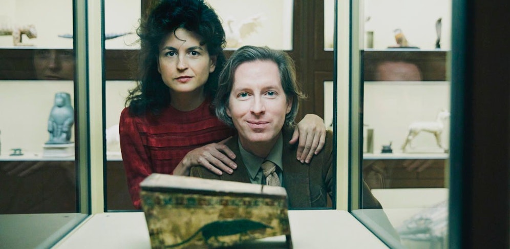 Wes Anderson und Juman Malouf graben 423 Schätze (350 aus dem KHM) aus, u. a. einen Mini-Sarg. (Foto: Foto: Rafaela Proel) 