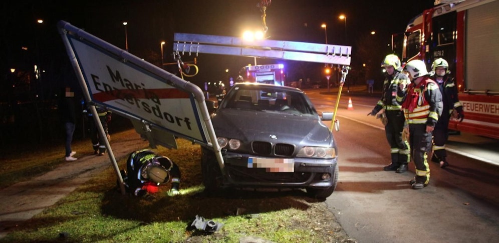Die Feuerwehr bei der Fahrzeugbergung.