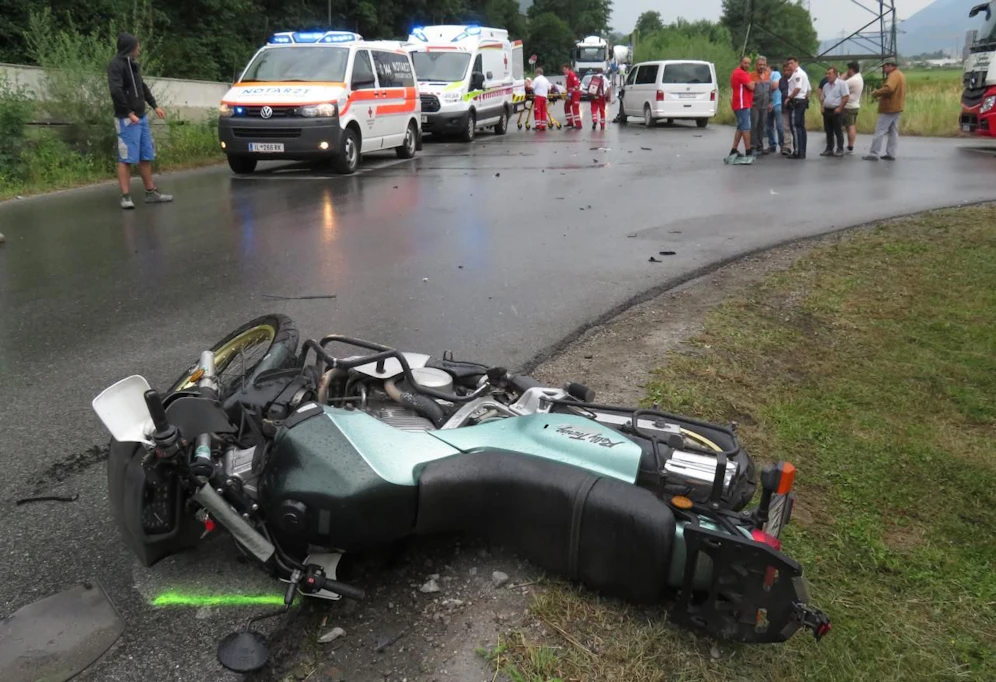 Der verletzte Biker wurde in ein Spital geliefert.