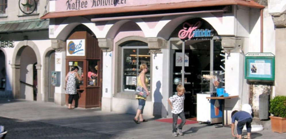 Vor der Bäckerei hat Johann Hohlrieder Raucher-Tische aufgestellt, muss sie jetzt wegräumen.