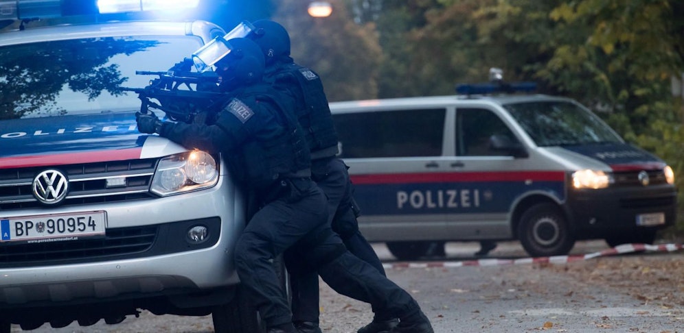 Die beiden Männer wurden festgenommen und sitzen jetzt wegen Terrorverdachtes in U-Haft. 