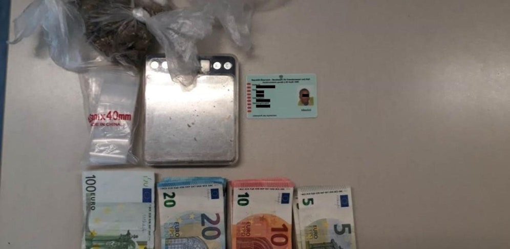Beschlagnahmt: Drogen, Geld und Waage.