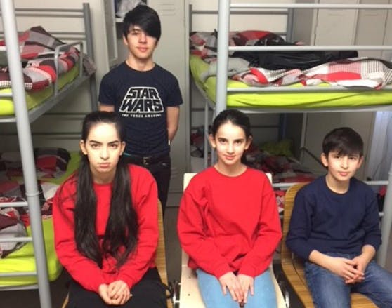 Von links: Arina (16), Amirkhan (14, hinten), Amina (11), Alikhan (12).