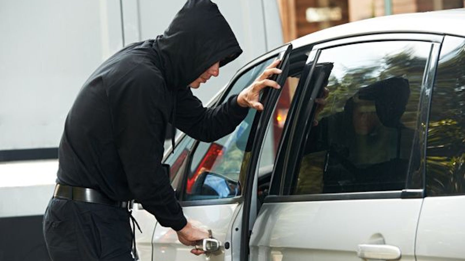 Autodieb (29) sitzt am Rücksitz, als Wiener einsteigt