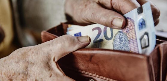 Frauen in OÖ haben in der Pension nur halb so viel im Geldtascherl wie Männer. 