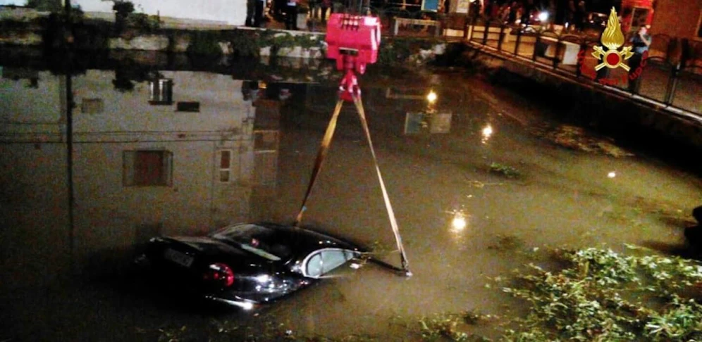 Die Bergung des Fahrzeugs aus dem Kanal dauerte zwei Stunden. Für den Lenker kam jede Hilfe zu spät.