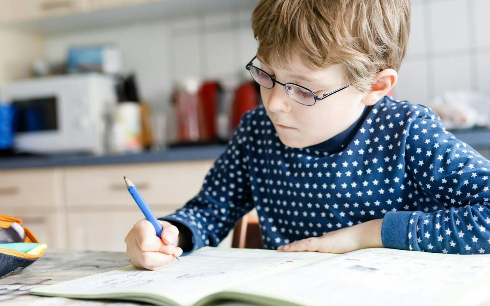 Langes Lernen macht kurzsichtig: Immer mehr Kinder im Schulalter werden zum Brillenträger.