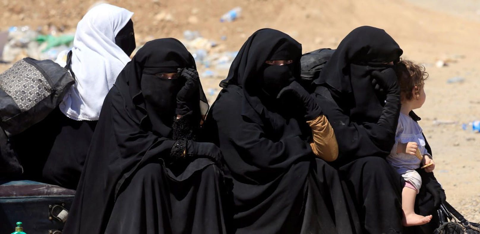 Irakische Frauen, die vor den blutigen Kämpfen aus der IS-Hochburg Mossul geflohen sind.