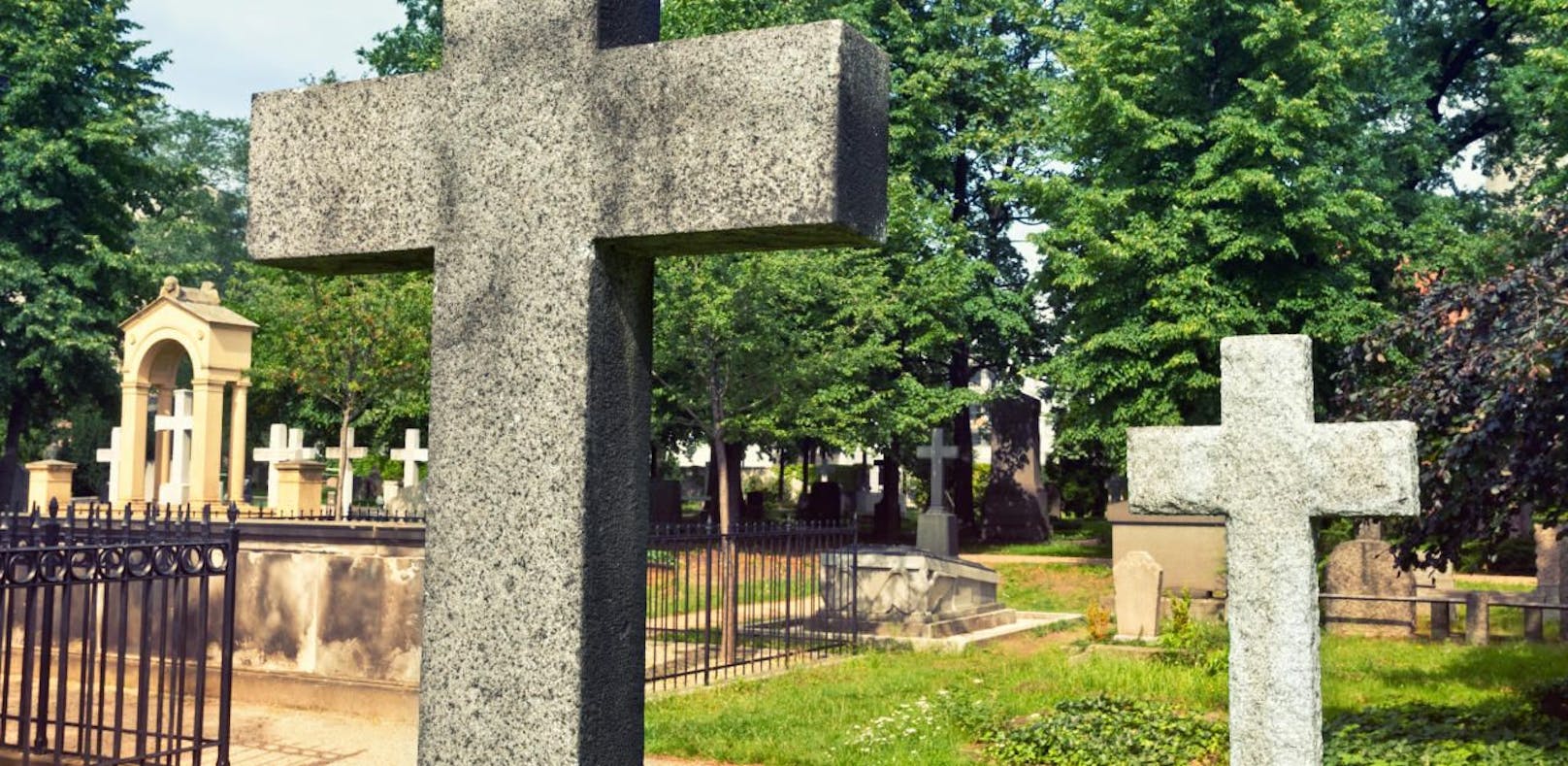 Mann stürzte bei Arbeiten auf Friedhof in Gruft