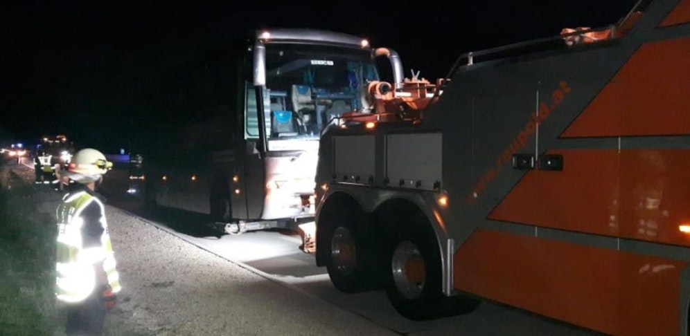 Der Autobus musste von der A5 abgeschleppt werden. Er hatte einen Motorschaden und verlor viel Öl.