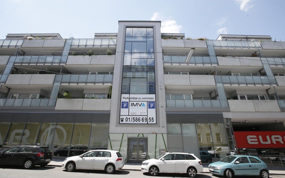 Unbekannte stürzt in der Zentagasse (Margareten) vom 6. Stock in in den Innenhof.