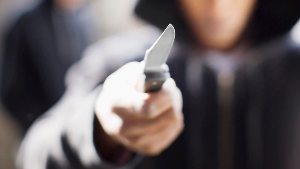 Der Beschuldigte bedrohte den 17-Jährigen mit einem Taschenmesser.