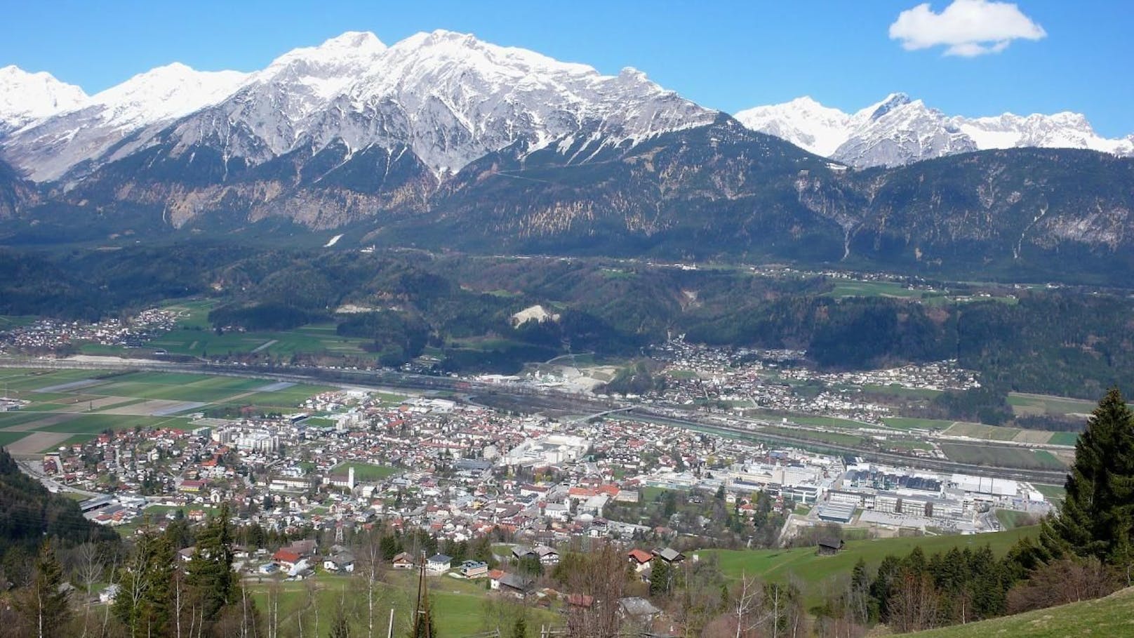 Blick auf die Marktgemeinde Wattens und das Karwendelgebirge.