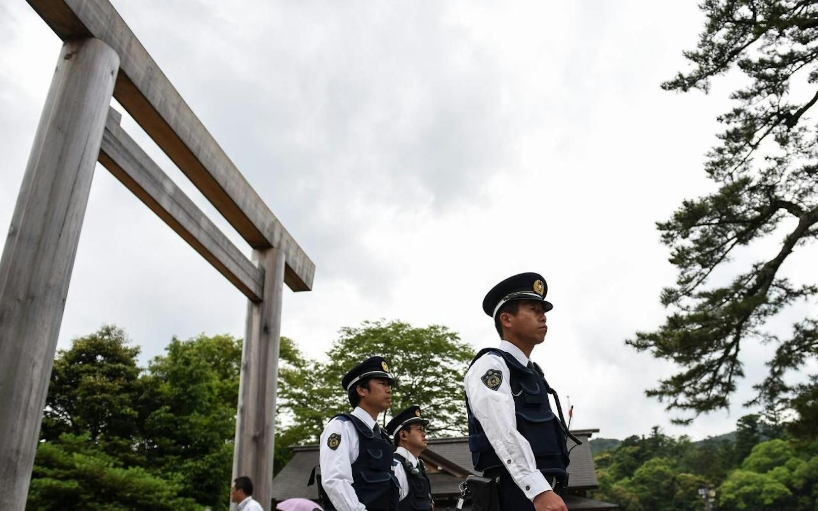 In Tokio wurde jetzt ausgerechnet ein Polizeibeamter zum Langfinger. Seine Kollegen überführten den dreisten Täter.
