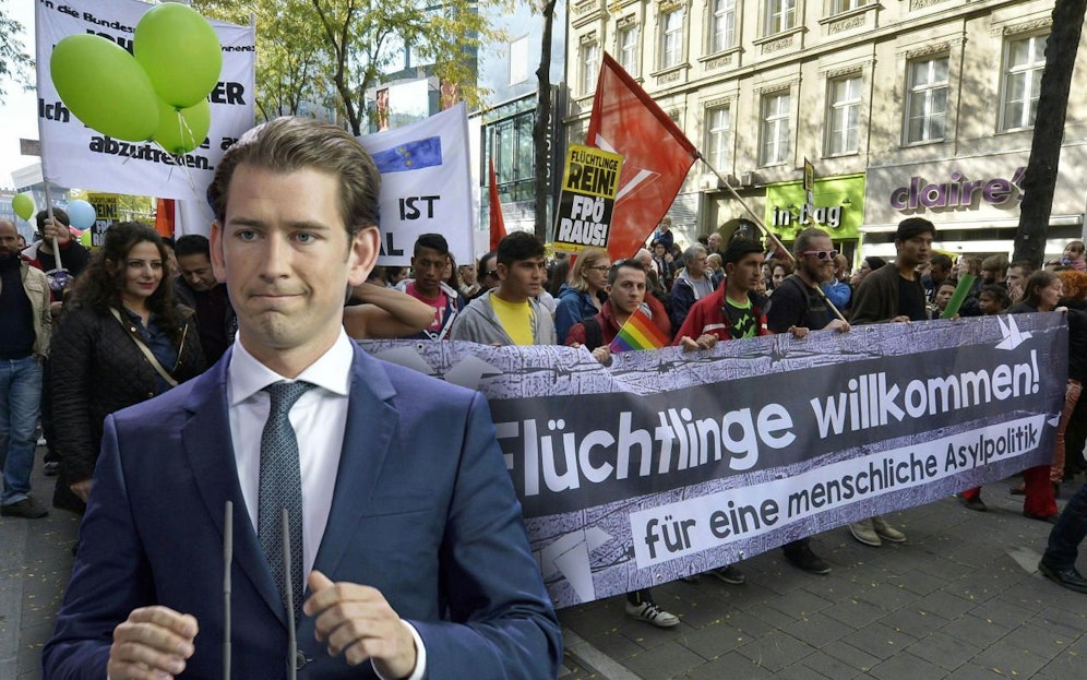 Bis zu 10.000 Teilnehmer werden morgen nahe dem "Kanzlerfest" gegen die Abschiebepolitik der türkis-blauen Bundesregierung protestieren.