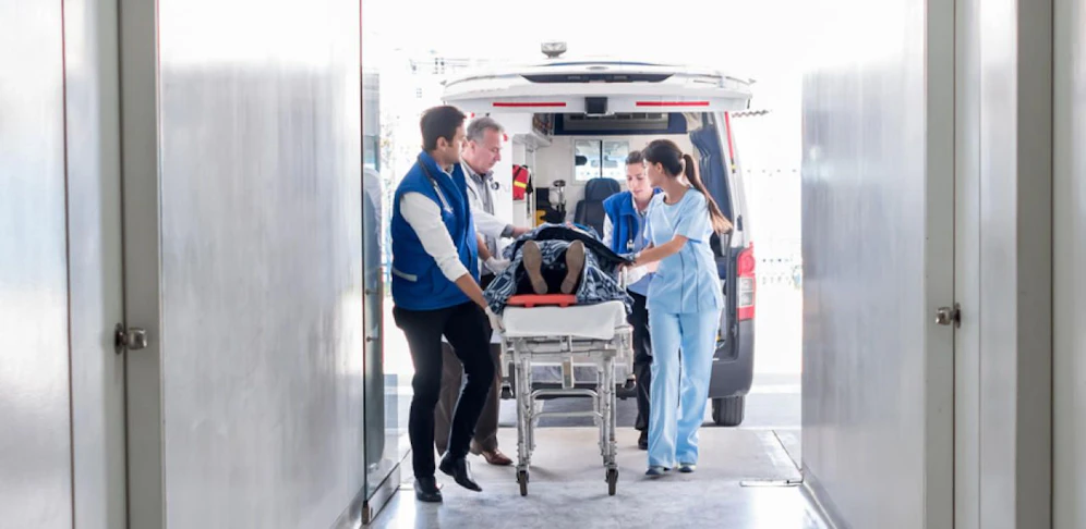 Die Frau wurde verletzt in das Spital gebracht 