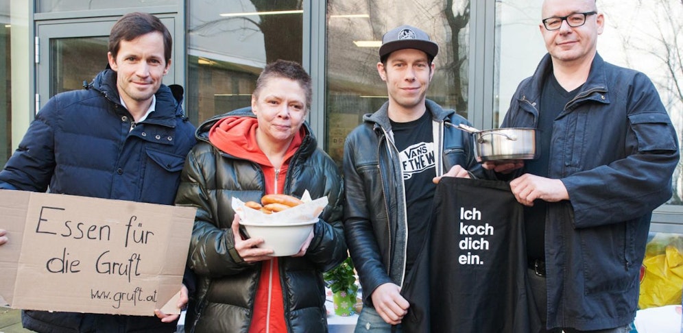 Bei der Schürzenübergabe vor der "Gruft" (von links): Klaus Schwertner (Generalsekretär der Caritas Wien), Frau Birgit (ehemaliger Gast in der "Gruft", sie hilft heute noch bei Essensausgabe mit), Lukas Lang ("Völlerei" am Yppenplatz) und Bertl Windisch ("Hawidere"-Wirt)