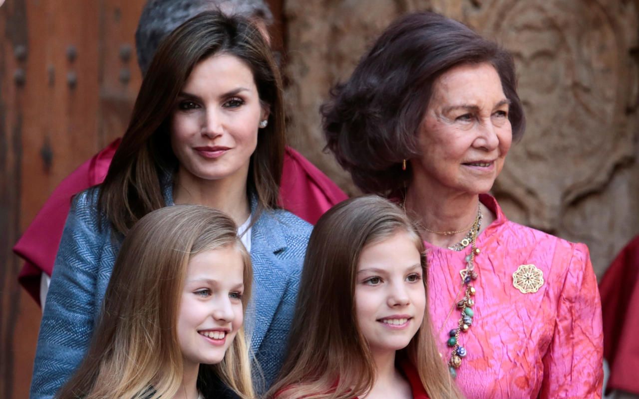 Heute.at - Hier befetzen sich zwei Königinnen vor der Kamera