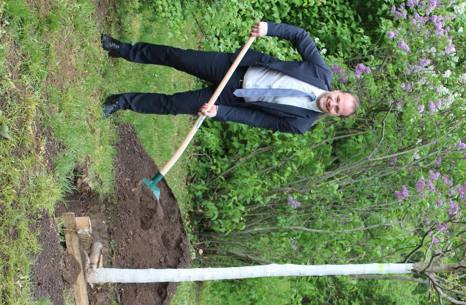 Ein Türkiser sorgt für mehr Grün: Pro Tag lässt Bezirksvorsteher Daniel Resch (ÖVP) fünf neue Bäume in Döbling pflanzen. 